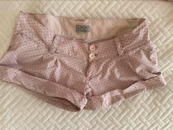 Mooie roze korte broek beschikbaar voor biedingen