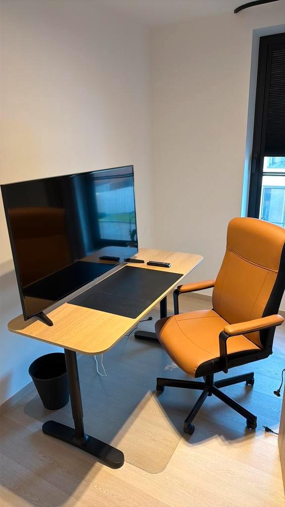 Bureau met bureaustoel te koop ( nieuw ), Huis en Inrichting, Bureaus, Zo goed als nieuw, Bureau, Ophalen