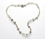 Ketting met witte kralen, Verzenden