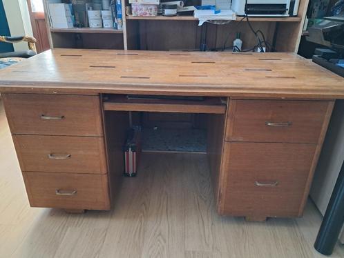 Ruime houten bureau, handgemaakt jaren1970, Huis en Inrichting, Bureaus, Gebruikt, Bureau, Ophalen