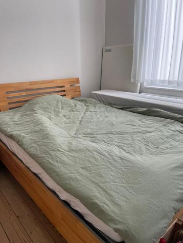 Bed met verstelbare lattenbodem (140cm x 200cm) beschikbaar voor biedingen