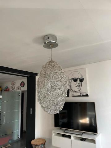 Hanglamp in de vorm van een ei, nestje in RVS aluminium