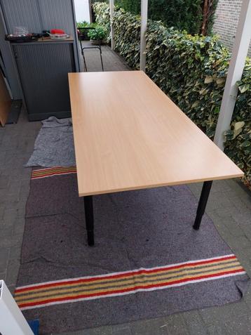 Diverse mooie tafels beschikbaar voor biedingen