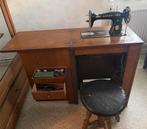 Oude Singer-naaimachine in een kast - 1931, Ophalen