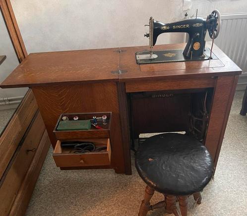Oude Singer-naaimachine in een kast - 1931, Antiek en Kunst, Antiek | Naaimachines, Ophalen