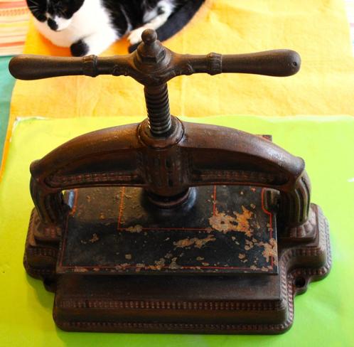 Negentiende Eeuwse ~~ Notaris-pers in Gietijzer ~~  (Brons?), Antiek en Kunst, Curiosa en Brocante, Ophalen