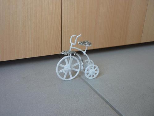 Witte glitter miniatuur fiets driewieler decoratie, Verzamelen, Poppenhuizen en Toebehoren, Decoratie, Ophalen of Verzenden