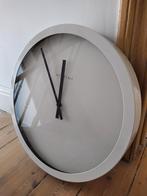 Witte moderne muurklok, Huis en Inrichting, Woonaccessoires | Klokken, Ophalen of Verzenden, Gebruikt