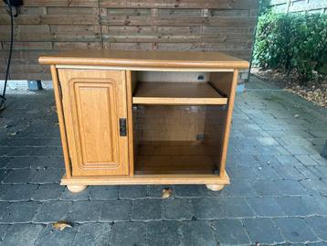 Vintage tv- of audiomeubel beschikbaar voor biedingen