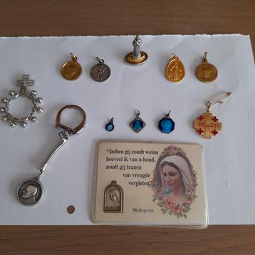 12 religieuze medailles - scapulier   ( lot). beschikbaar voor biedingen