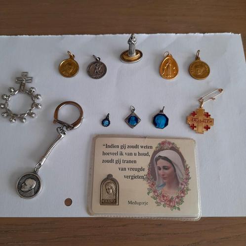 12 religieuze medailles - scapulier   ( lot)., Verzamelen, Religie, Ophalen of Verzenden