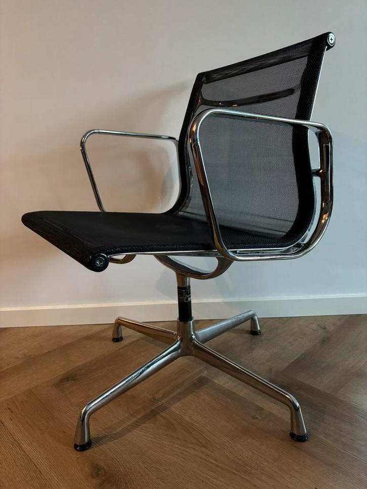 Charles Ray Eames  EA108 STOEL ALUMINIUM FRAME VITRA 1988, Huis en Inrichting, Bureaustoelen, Zo goed als nieuw, Zwart, Ophalen
