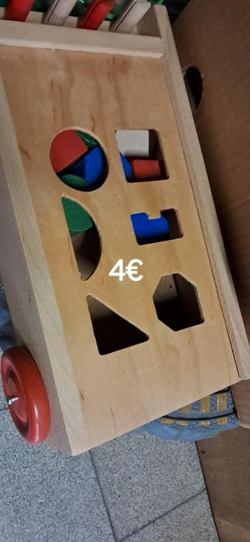 Boîte à blocs en bois. Blocs séparés en bois et colorés