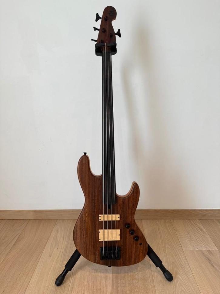 Maruszczyk Elwood L4P Custom Bocote Fretloze Basgitaar, Muziek en Instrumenten, Snaarinstrumenten | Gitaren | Bas, Zo goed als nieuw
