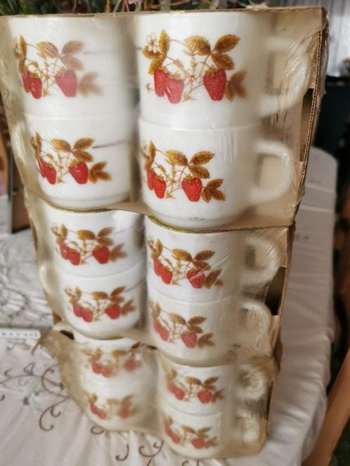 Arcopal Arques tassen met aardbeienmotief Nieuw 4 in een pak, Antiquités & Art, Antiquités | Services (vaisselle) pièces, Enlèvement ou Envoi