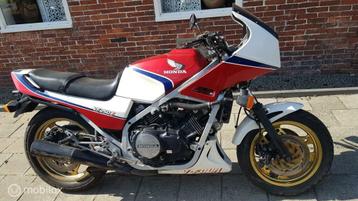 Honda VF750 F RC15  in ONDERDELEN beschikbaar voor biedingen