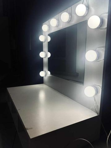 Make-up spiegel met verlichting beschikbaar voor biedingen