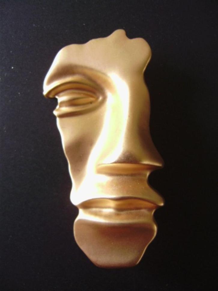 Broche in verguld metaal stijl >> DALI << met speld, Handtassen en Accessoires, Broches, Nieuw, Overige materialen, Goud, 7 tot 10 cm