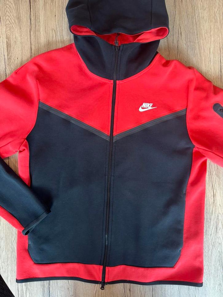 Sweat à capuche Nike zippé rouge et noir - style Tech Fleece, Kleding | Heren, Sportkleding, Zo goed als nieuw, Rood, Ophalen