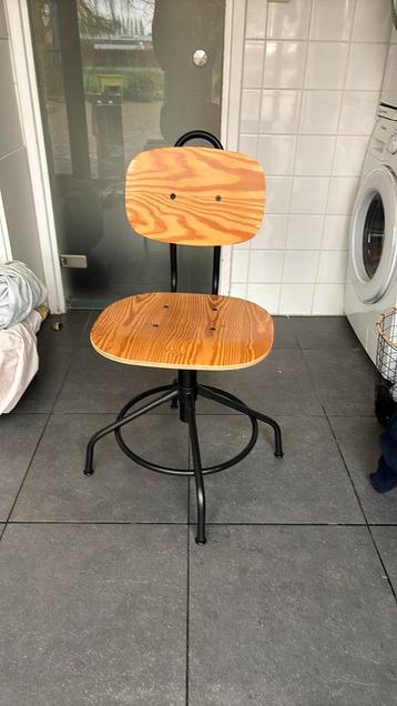 Houten bureaustoel draaiend en met pomp beschikbaar voor biedingen