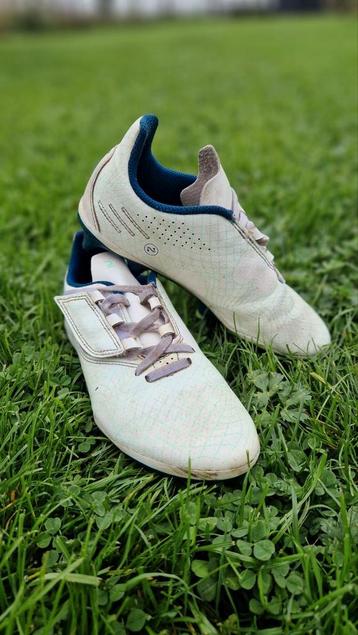 Hippe voetbalschoenen maat 34 beschikbaar voor biedingen