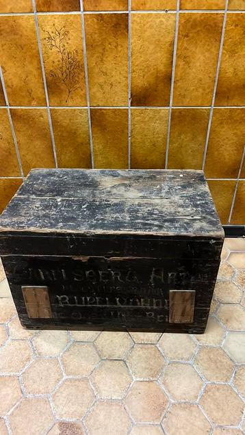 Antieke kist beschikbaar voor biedingen