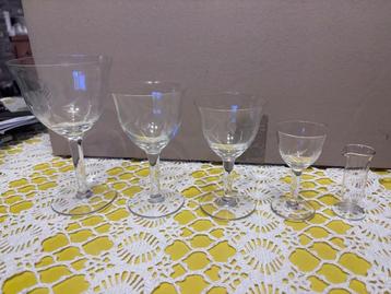 Servies van zeer fijn geslepen glas beschikbaar voor biedingen