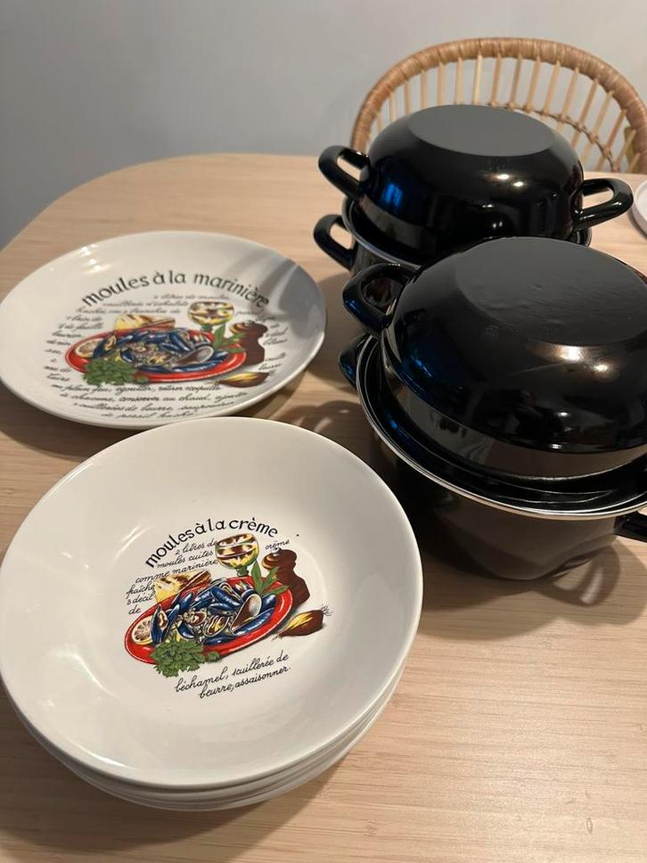 Set borden + 2 mosselpannen, Antiek en Kunst, Antiek | Servies compleet, Ophalen