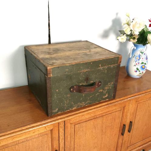 antiek groen houten koffer met leren handvat B 51 D 44 H 33, Antiek en Kunst, Curiosa en Brocante, Ophalen of Verzenden