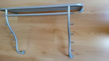 Metalen wandkapstok beschikbaar voor biedingen