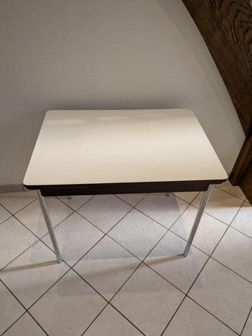 table de cuisine beschikbaar voor biedingen