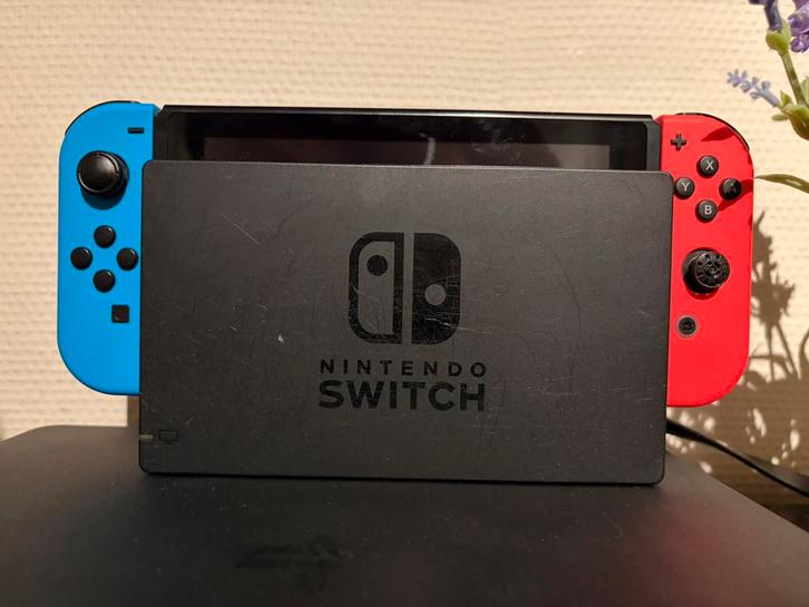 Nintendo Switch Avec Dock & 4 jeux + manette, Games en Spelcomputers, Spelcomputers | Nintendo Switch, Gebruikt, Switch OLED, Met 3 controllers of meer