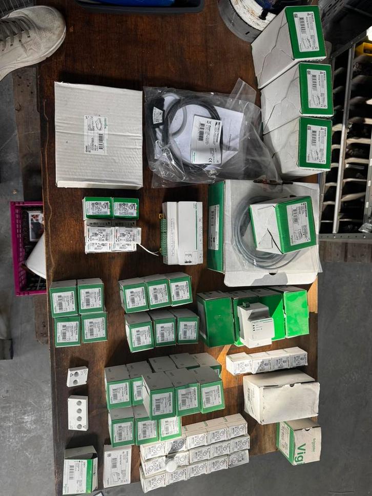 Schneider materiaal pakket, Doe-het-zelf en Bouw, Elektriciteit en Kabels, Nieuw, Overige typen, Ophalen