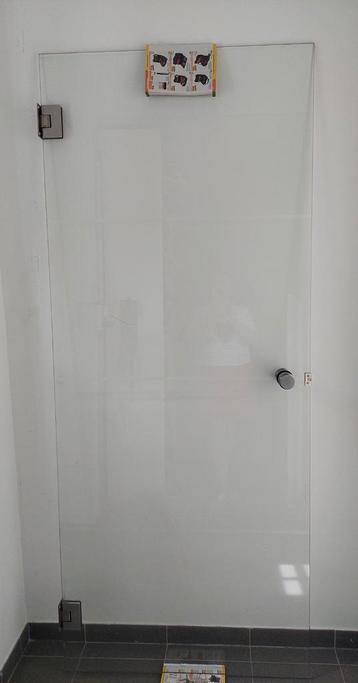 Glazen deur 83x201cm met 3 matte lijntjes in. beschikbaar voor biedingen
