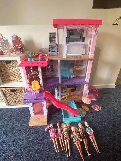 Barbiehuis en andere Barbie spulletjes, Kinderen en Baby's, Speelgoed | Poppenhuizen, Zo goed als nieuw, Ophalen of Verzenden