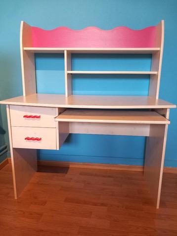 Bureau et chaise enfant beschikbaar voor biedingen