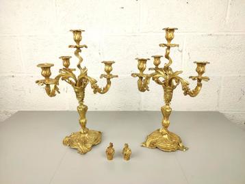 Koppel antieke verguld bronzen Louis XV kandelaars beschikbaar voor biedingen