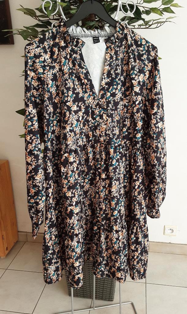 Robe neuve fond noir taille 44/46, Kleding | Dames, Jurken, Nieuw, Maat 46/48 (XL) of groter, Zwart, Knielengte, Ophalen of Verzenden