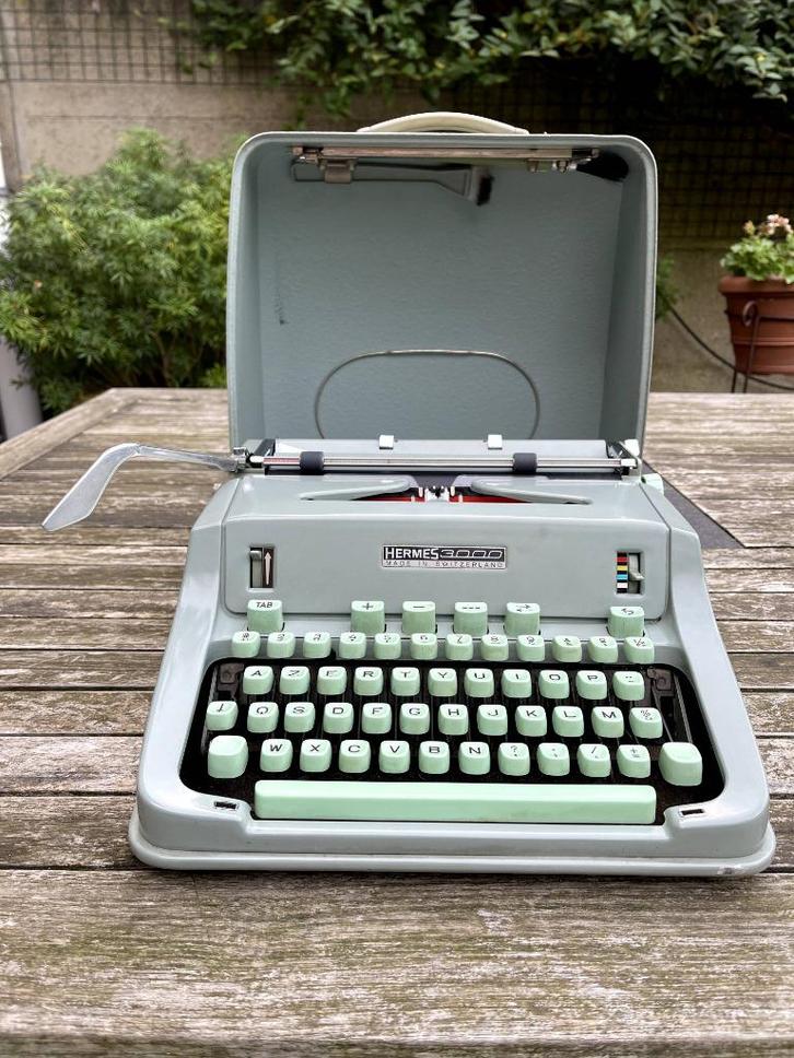 Machine à écrire portable Vintage Hermes 3000 dans un étui, Collections, Collections Autre, Utilisé, Enlèvement