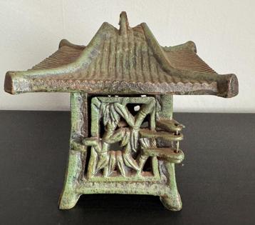 Oude Japanse smeedijzeren pagodelantaarn beschikbaar voor biedingen