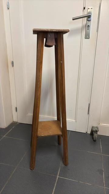 Piedestal beschikbaar voor biedingen