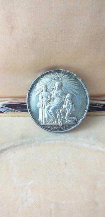 Medaille (Vrijmetselaarsliefdadgh ein)Masonic. beschikbaar voor biedingen