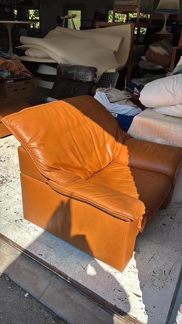 Cognac leder fauteui durlet  en voetenbank .  beschikbaar voor biedingen