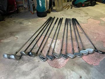 Set golfclubs (13-delig) met tas en plooikarretje beschikbaar voor biedingen