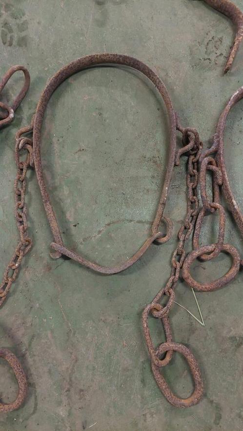 Antieke ijzeren koeienboeien met ketting, Antiek en Kunst, Antiek | Gereedschap en Instrumenten, Ophalen of Verzenden