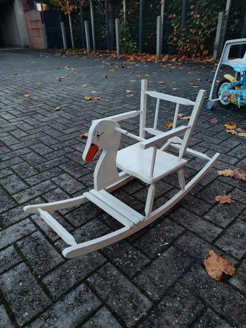 Schommelstoel zwaan beschikbaar voor biedingen
