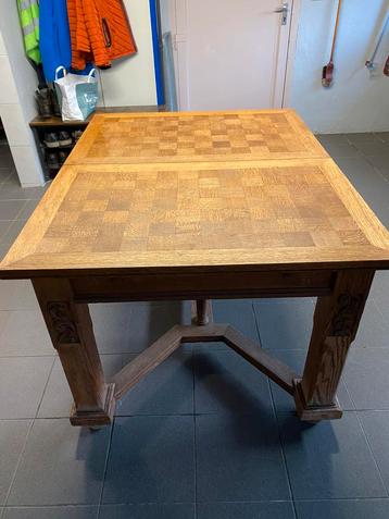 Stevige eiken tafel met dambord motief beschikbaar voor biedingen