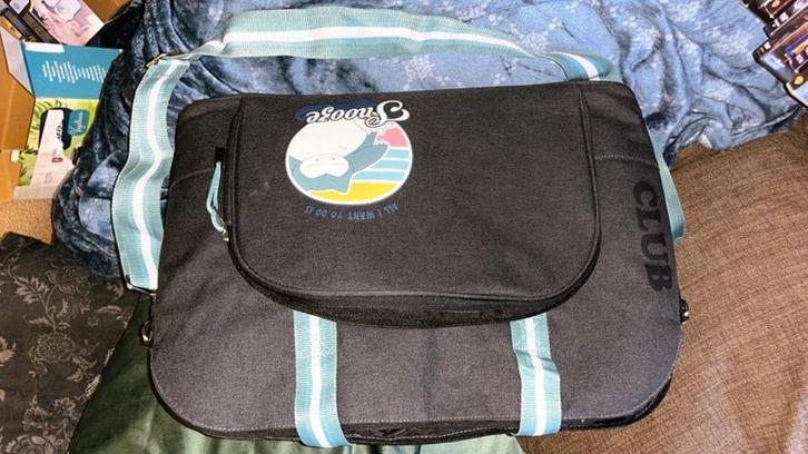 Unieke schoudertas met origineel Snorlax-design., Handtassen en Accessoires, Tassen | Schoudertassen, Ophalen of Verzenden