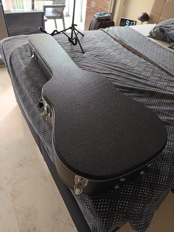 Gitaar koffer en statief beschikbaar voor biedingen
