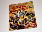 45T rood-roze vinylplaat Triple Fighter Stereo Hero Jap, Antiek en Kunst, Antiek | Speelgoed, Ophalen of Verzenden